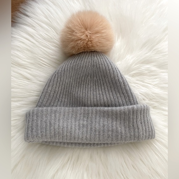 Cashmere Fox Pom beanie tuk NWOT - Picture 1 of 2